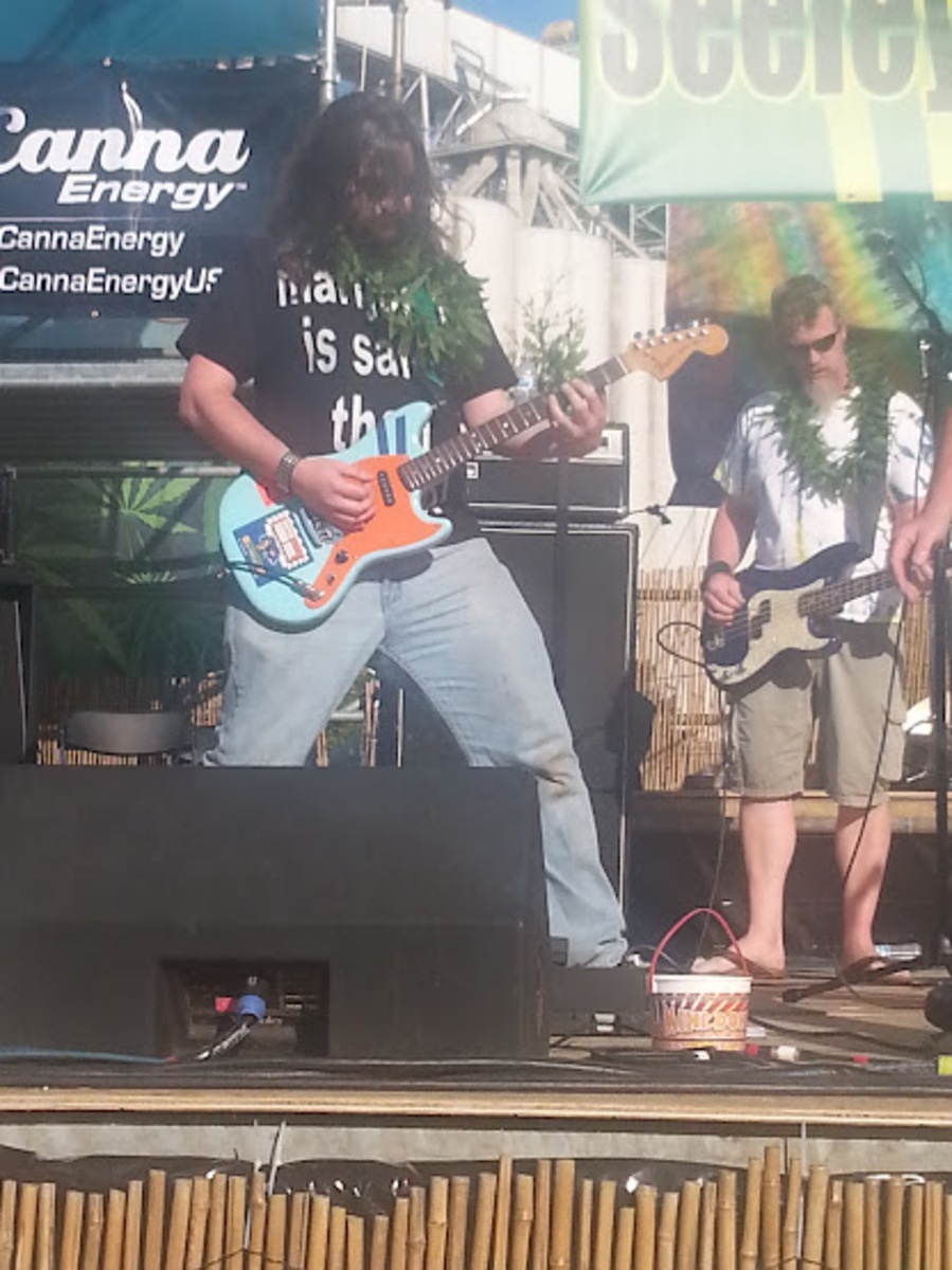 Music Gear Setup by creepingnet featuring Fender Musicmaster Electric Guitar