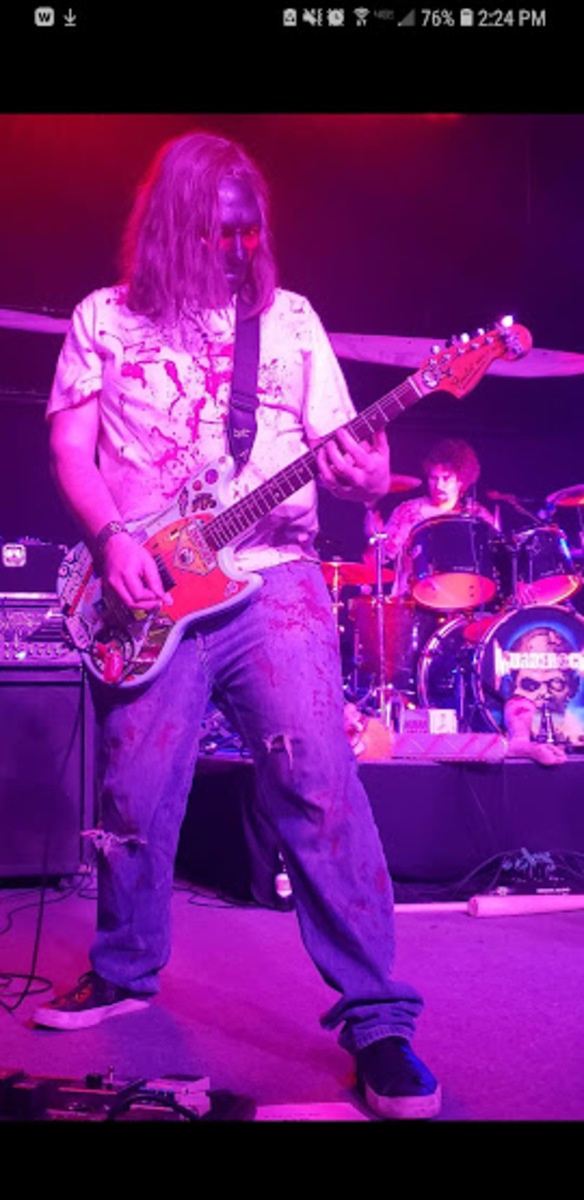Amp Rig by creepingnet featuring Fender Musicmaster Electric Guitar, Bugera 333XL, and Peavey 412M (Straight Cab)
