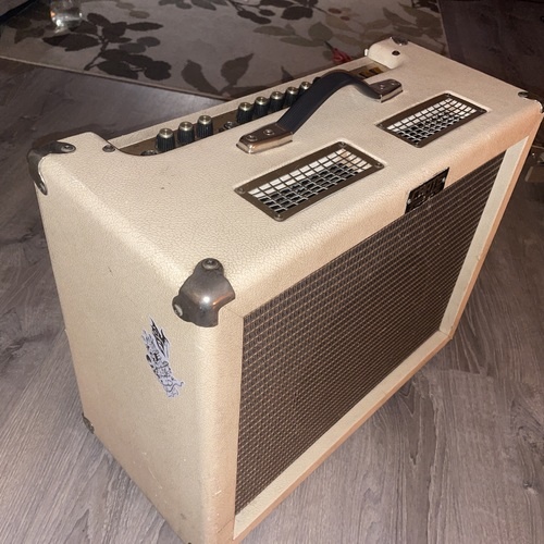 Photo of Crate VC-30 in a guitar and amplifier