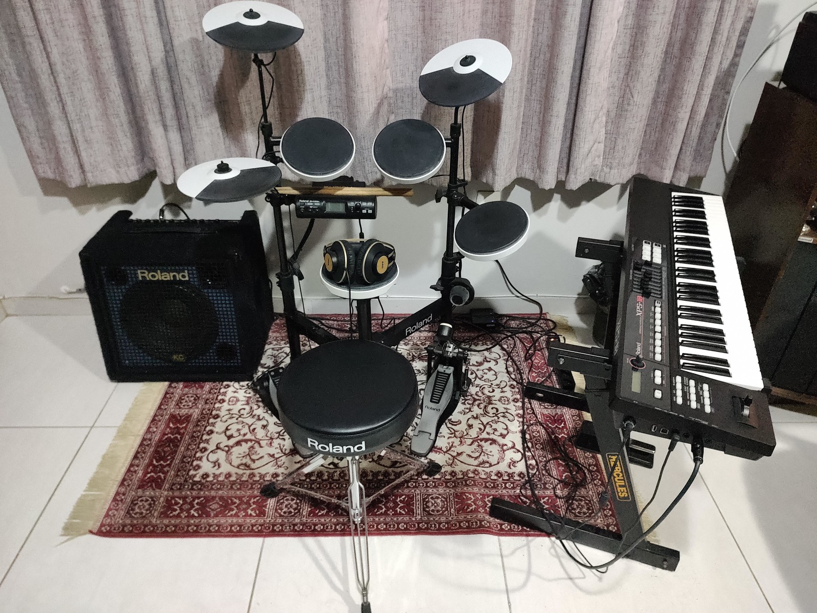 Roland Drum Kit by vitormansur featuring Roland KC-350 Keyboard Amplifier, Roland TD-4KP Electronic Drum Set, and Roland XPS-10 and 3 more pieces of gear