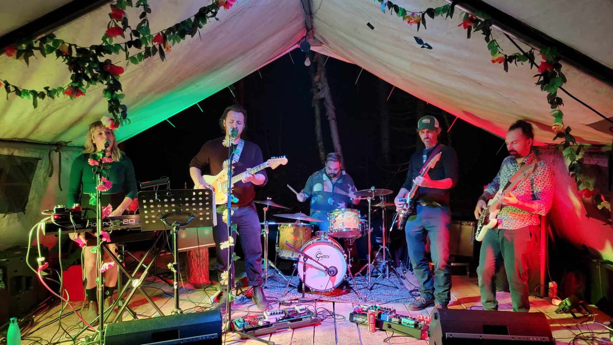 Live Rig by stevensbouchard featuring Electro-Harmonix Cathedral Stereo Reverb, Roland JC-40 Jazz Chorus, and Squier J Mascis Jazzmaster