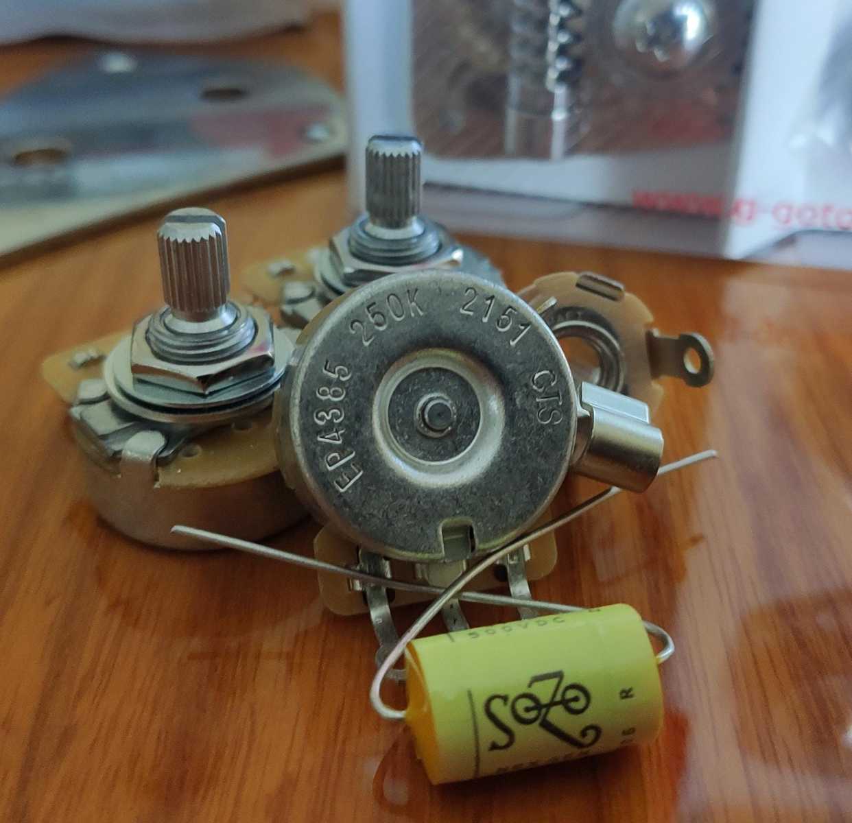Music Gear Setup by zvn777 featuring CTS Original Potmeter 250K Log, SoZo Mustard Cap .047μF, and Switchcraft Jack Mono