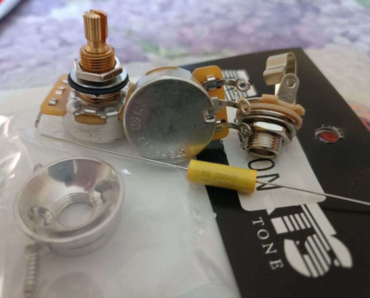 Music Gear Setup by zvn777 featuring CTS Original Potmeter 500K Log, MALLORY® MUSTARD TONE CAPACITOR .022UF, and ALLPARTS JACK CUP FOR TELECASTER CHROME and 1 more piece of gear