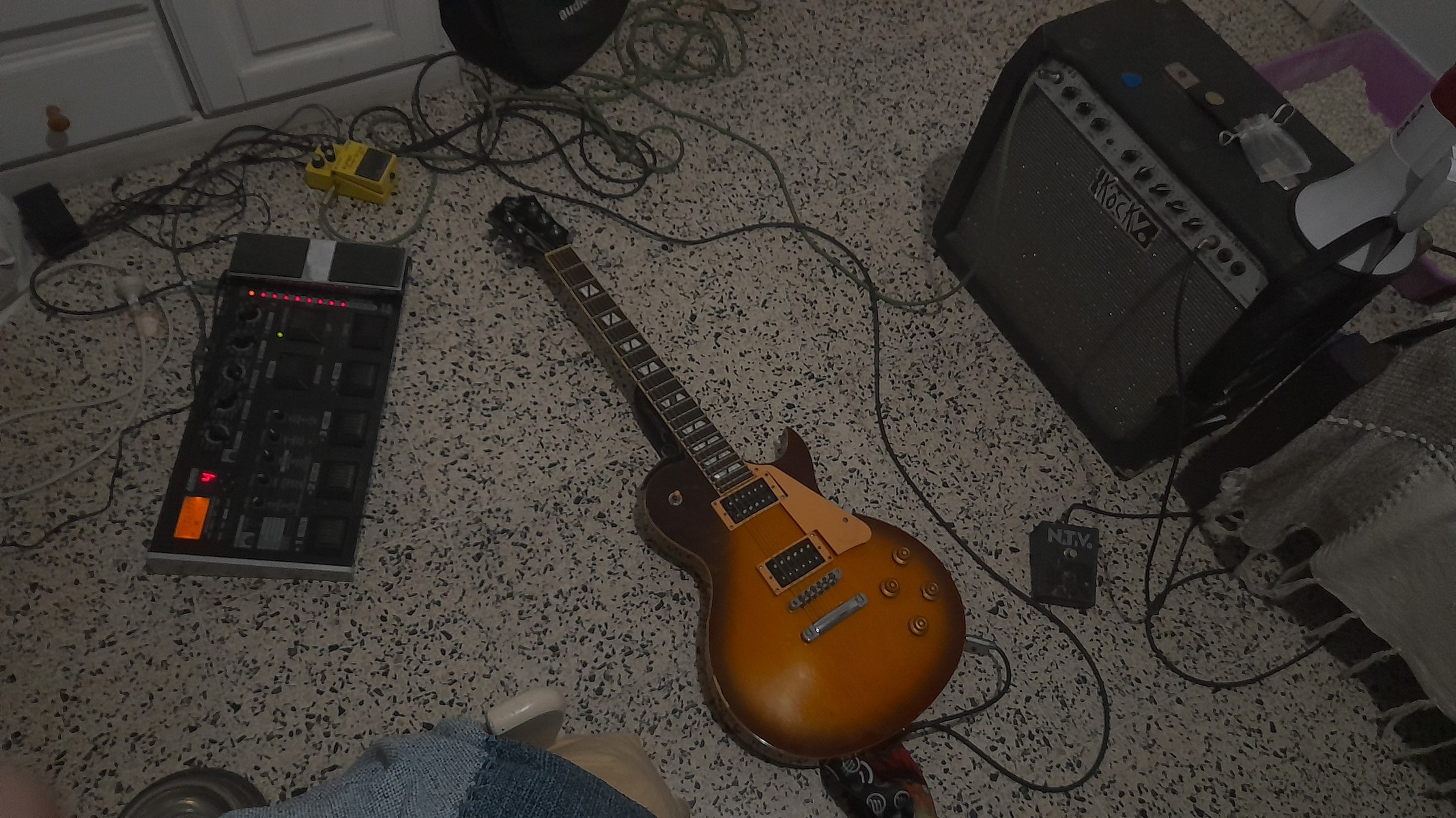 Pedalboard by alejo featuring SX Guitars Les Paul Standard, Boss SD-1 Super OverDrive, and Nativo Bass 40w Amplifier and 1 more piece of gear