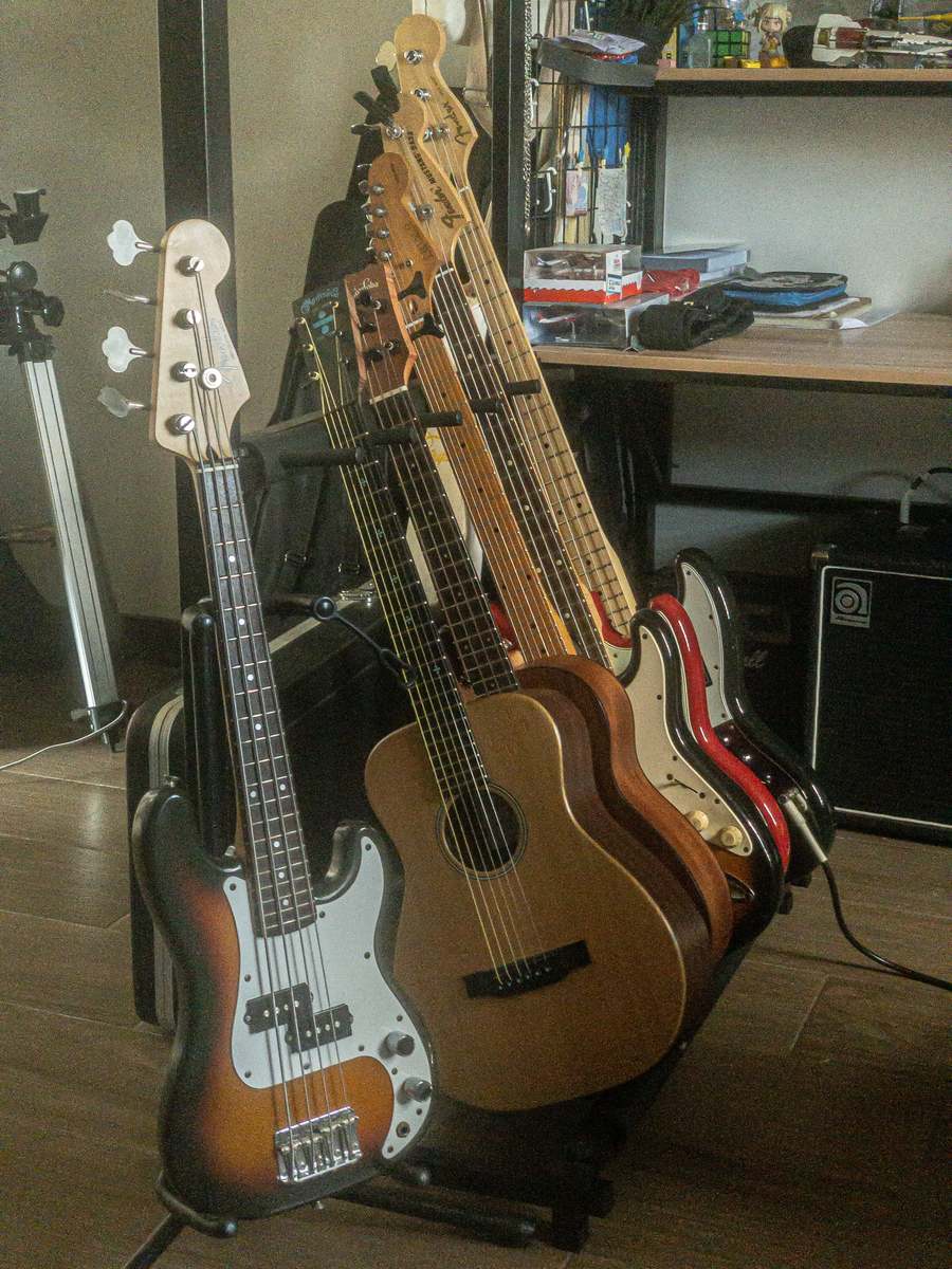 Bass Rig by cosinewave featuring Fender MIJ MPB-33 Mini Precision Bass, Martin LX1E Ed Sheeran ÷ Signature Edition, and Cordoba Mini Ii Bass Mh-E Travel Bass Guitar Natural and 5 more pieces of gear