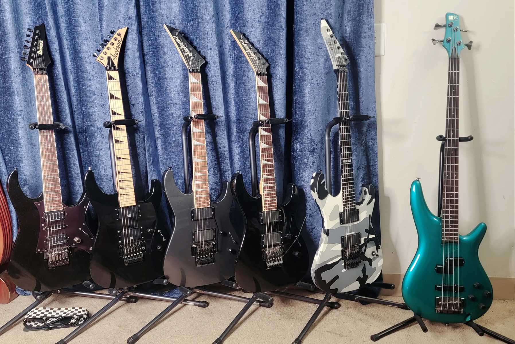 Metal Music Gear Setup by luxuszoetic featuring Ibanez Soundgear SR800 Bass, ESP M-II, and Jackson DXMG Reverse and 2 more pieces of gear