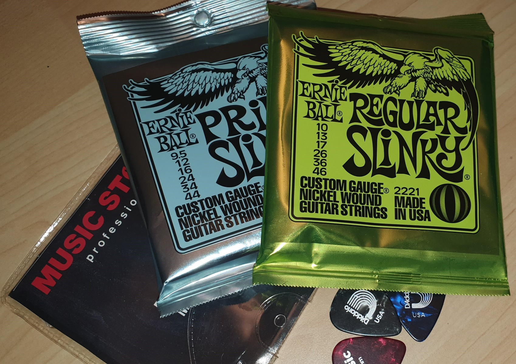 Ernie Ball Music Gear Setup by hashimoto featuring Ernie Ball Regular Slinky Guitar Strings (10-46), Ernie Ball Primo Slinky Guitar Strings (9.5-44), and D'addario Classic Celluloid Guitar Picks 12-Pack Medium Rainbow