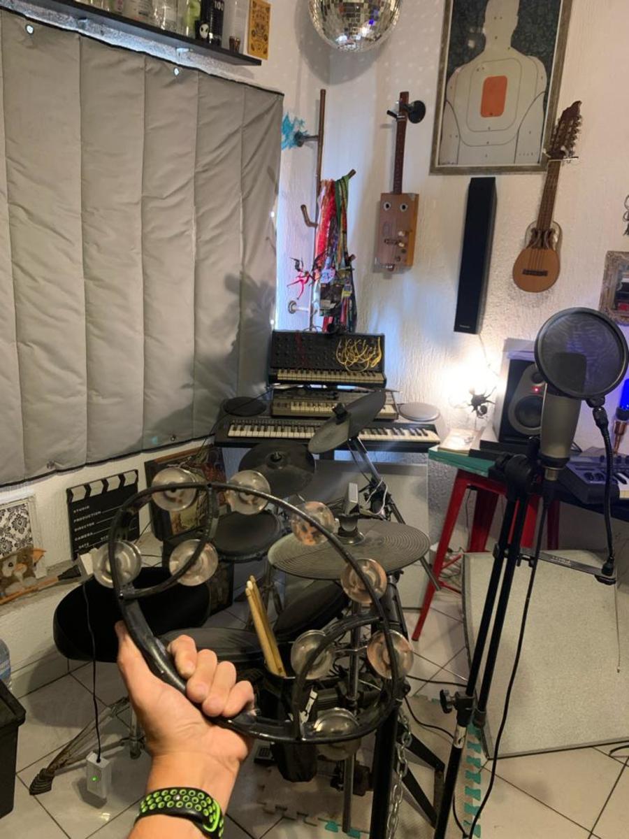 Korg Drum Kit by andreberaldino featuring Korg MicroKORG, Korg MS-20 Mini, and Samson Resolv A5 Studio Monitors