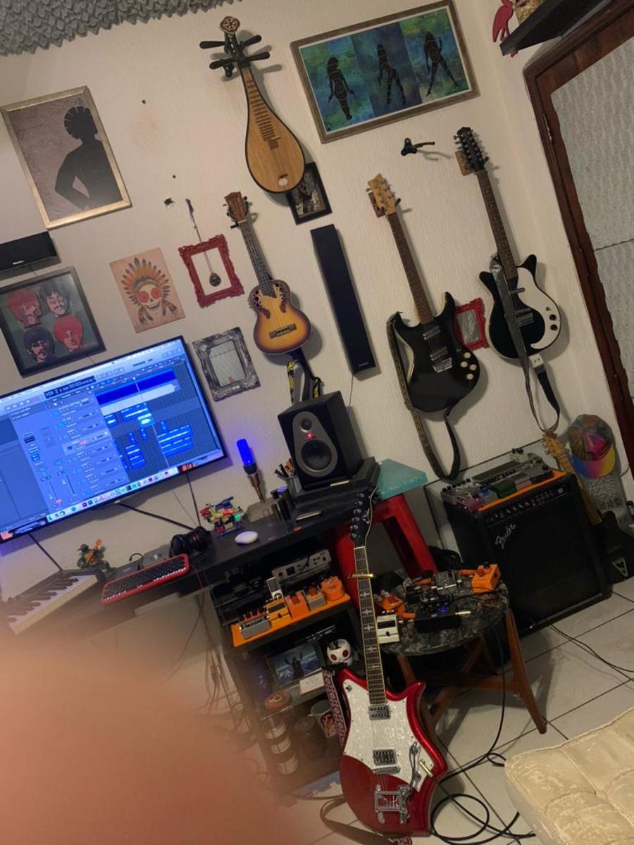 Danelectro Pedalboard by andreberaldino featuring Danelectro Hodad, Danelectro 12SDC 12-String Electric Guitar, and Samson Resolv A5 Studio Monitors and 1 more piece of gear
