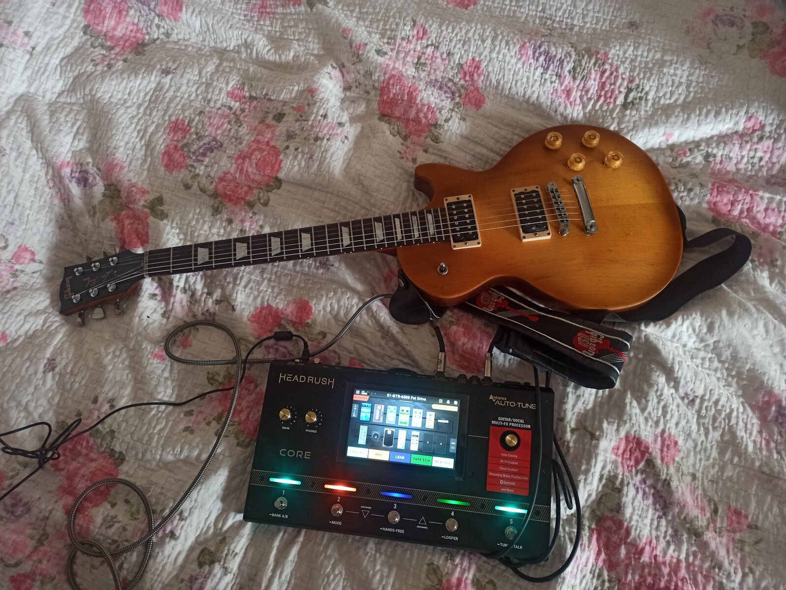 Gibson Pedalboard by hakanbaysal featuring Gibson Les Paul Tribute HP 2017, Headrush Core Guitar Multi-effect/Amp Modeler/Vocal Processor Unit, and Seymour Duncan Alnico II Pro Slash Signature Pickup and 1 more piece of gear