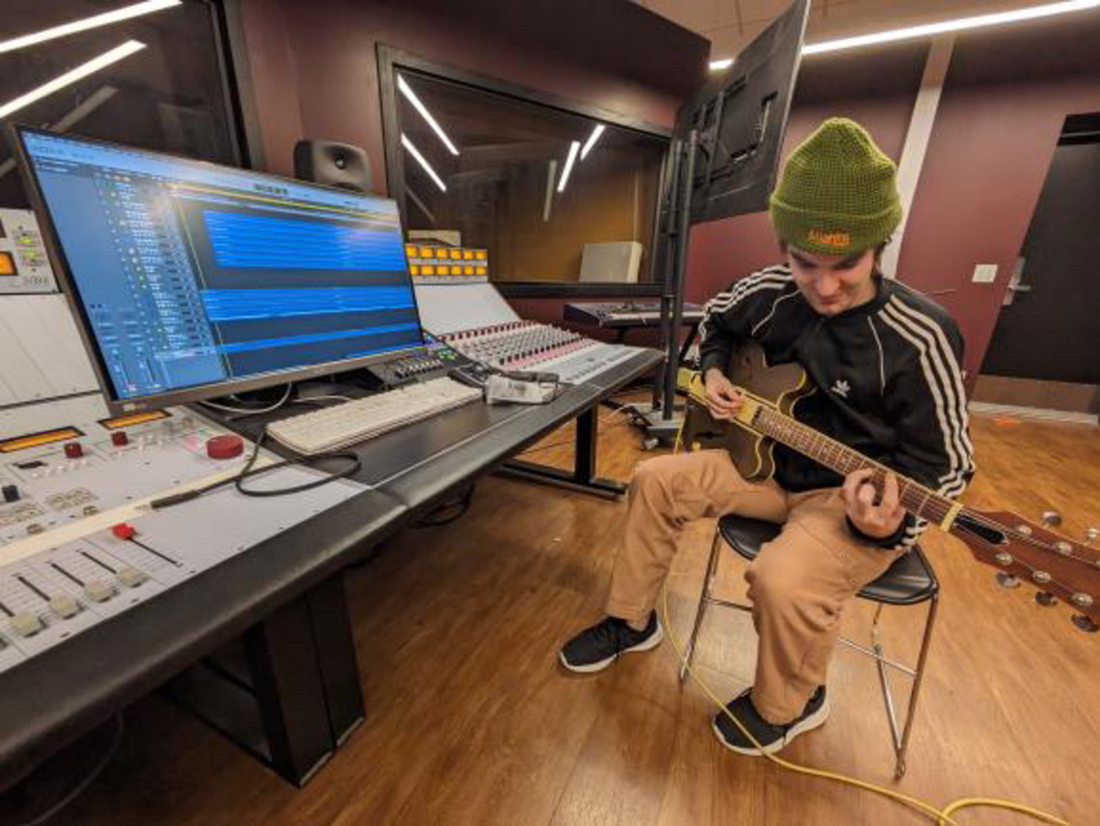 Epiphone Studio Setup by joepro182 featuring Epiphone Tom DeLonge Signature ES-333 and Fender Custom Shop Performance Series Instrument Cable Tweed