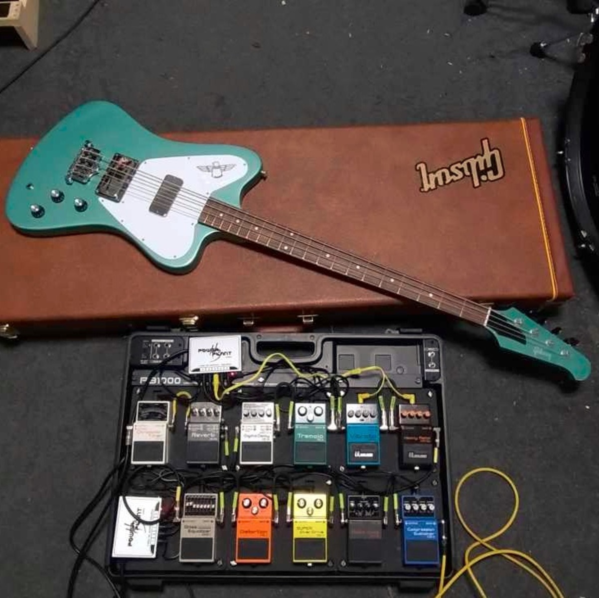 Boss Pedalboard by kezdemfeladni featuring Gibson Thunderbird Non-Reverse, Boss TU-3 Chromatic Tuner, and Boss RV-6 Reverb and 9 more pieces of gear