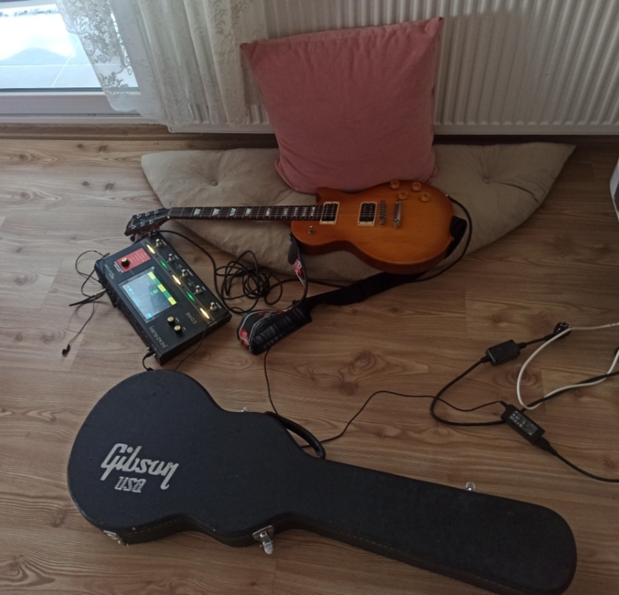 Gibson Pedalboard by hakanbaysal featuring Gibson Les Paul Tribute HP 2017, Headrush Core Guitar Multi-effect/Amp Modeler/Vocal Processor Unit, and Gibson woven strap red and 2 more pieces of gear