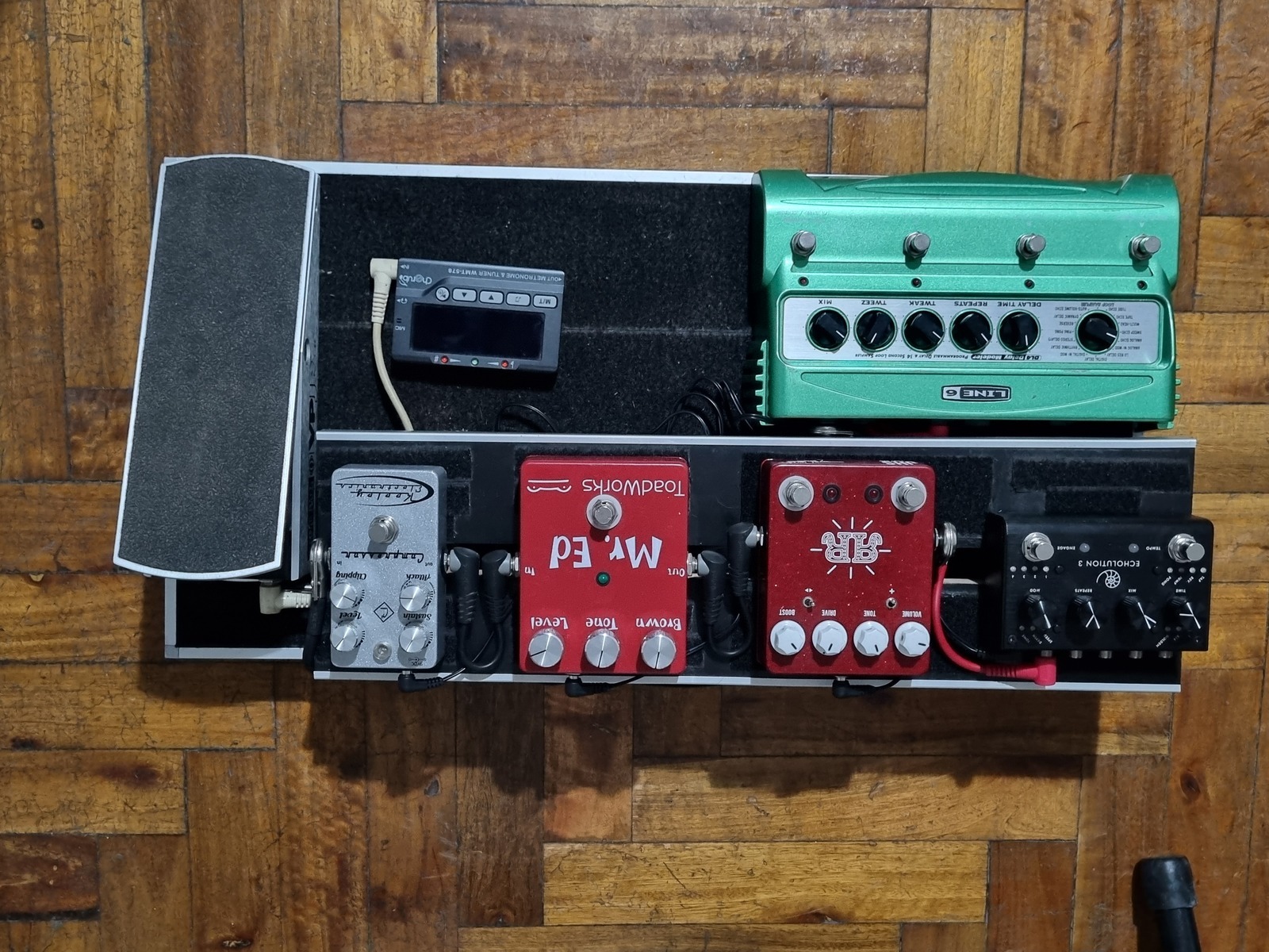 Pedalboard by licha_vece featuring Pigtronix Echolution 3, JHS Ruby Red, and ToadWorks Mr. Ed and 3 more pieces of gear