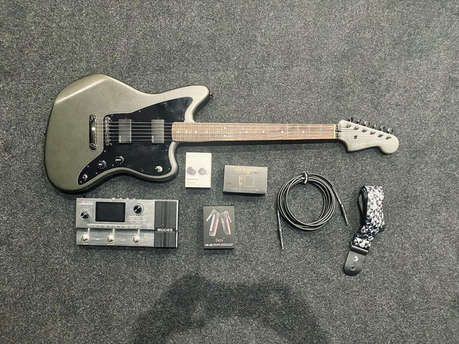 Mooer Pedalboard by juliolozovei featuring Squier Contemporary Active Jazzmaster and Mooer GE200