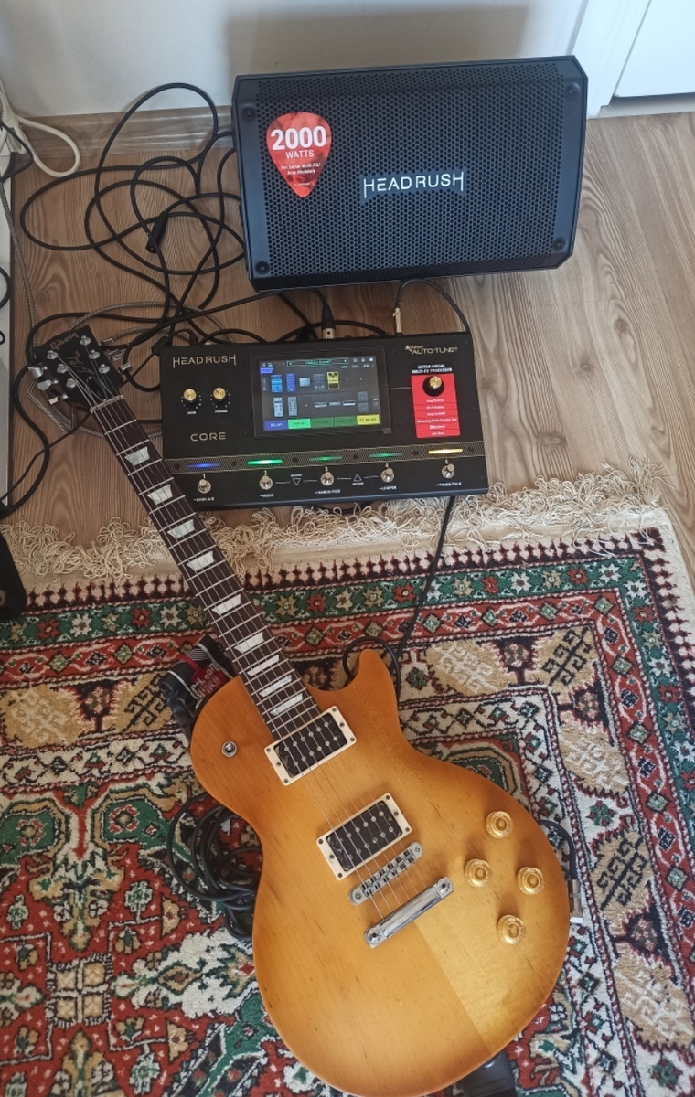 Pedalboard by hakanbaysal featuring Gibson Les Paul Tribute HP 2017, Headrush Core Guitar Multi-effect/Amp Modeler/Vocal Processor Unit, and Headrush FRFR-108 and 3 more pieces of gear