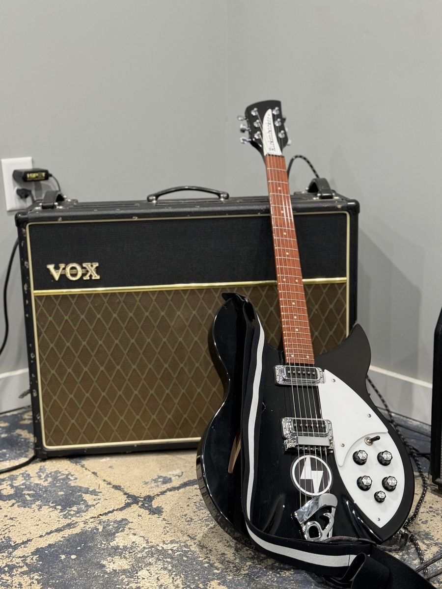 Vox Amp Rig by sergiol1979 featuring Rickenbacker 330 Electric Guitar and Vox AC30 Guitar Combo Amp