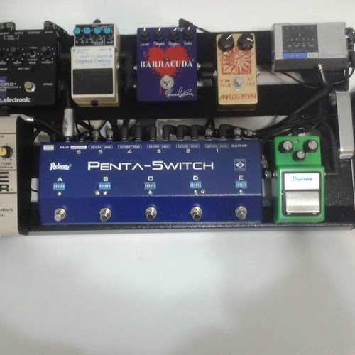 Photo of Pedrone Penta-5witch and more gear in a pedalboard