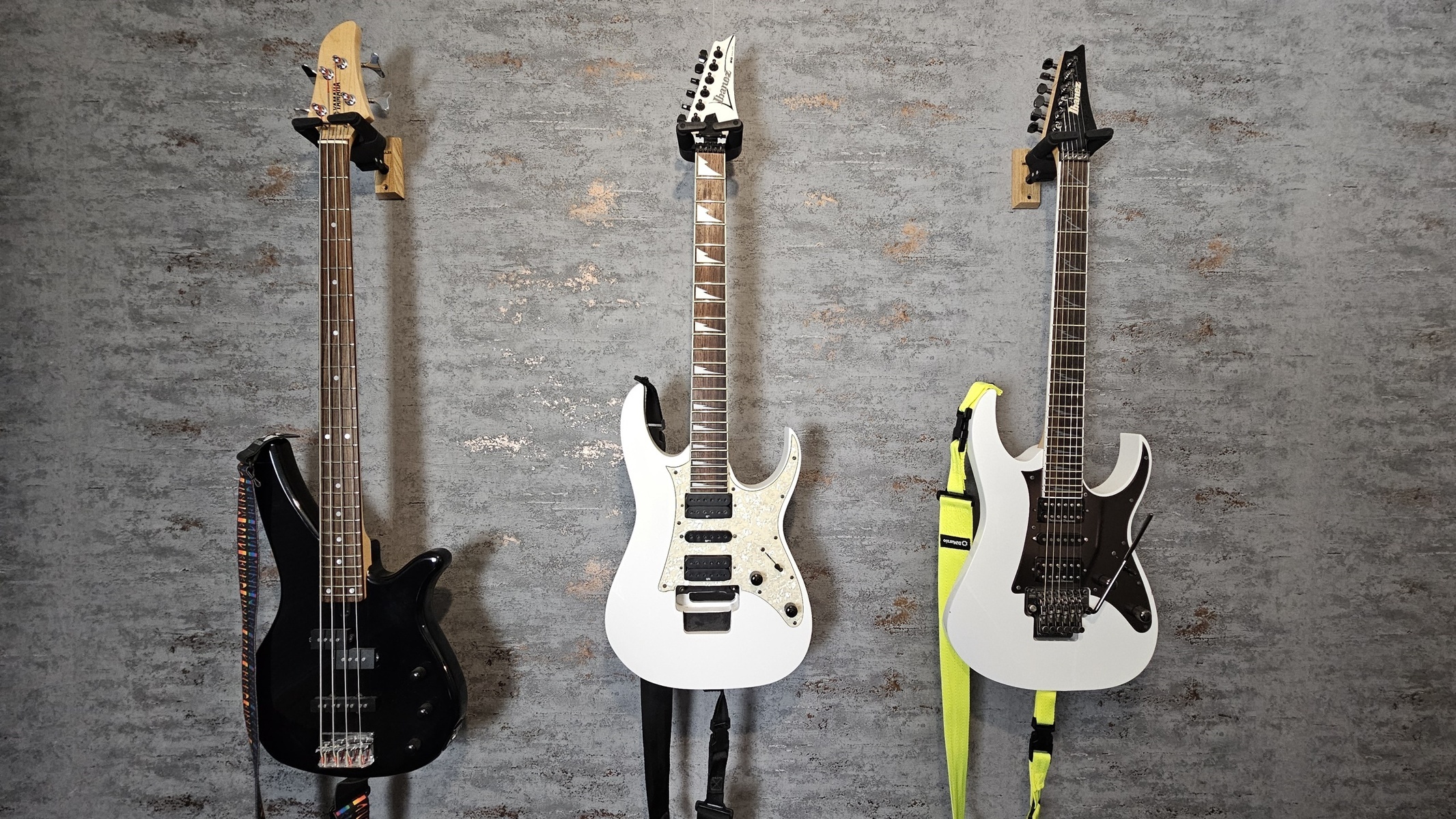 Ibanez Music Gear Setup by anterojokinen featuring Ibanez RG 350 DX, Ibanez Prestige RG2550Z, and Yamaha RBX 170 and 1 more piece of gear
