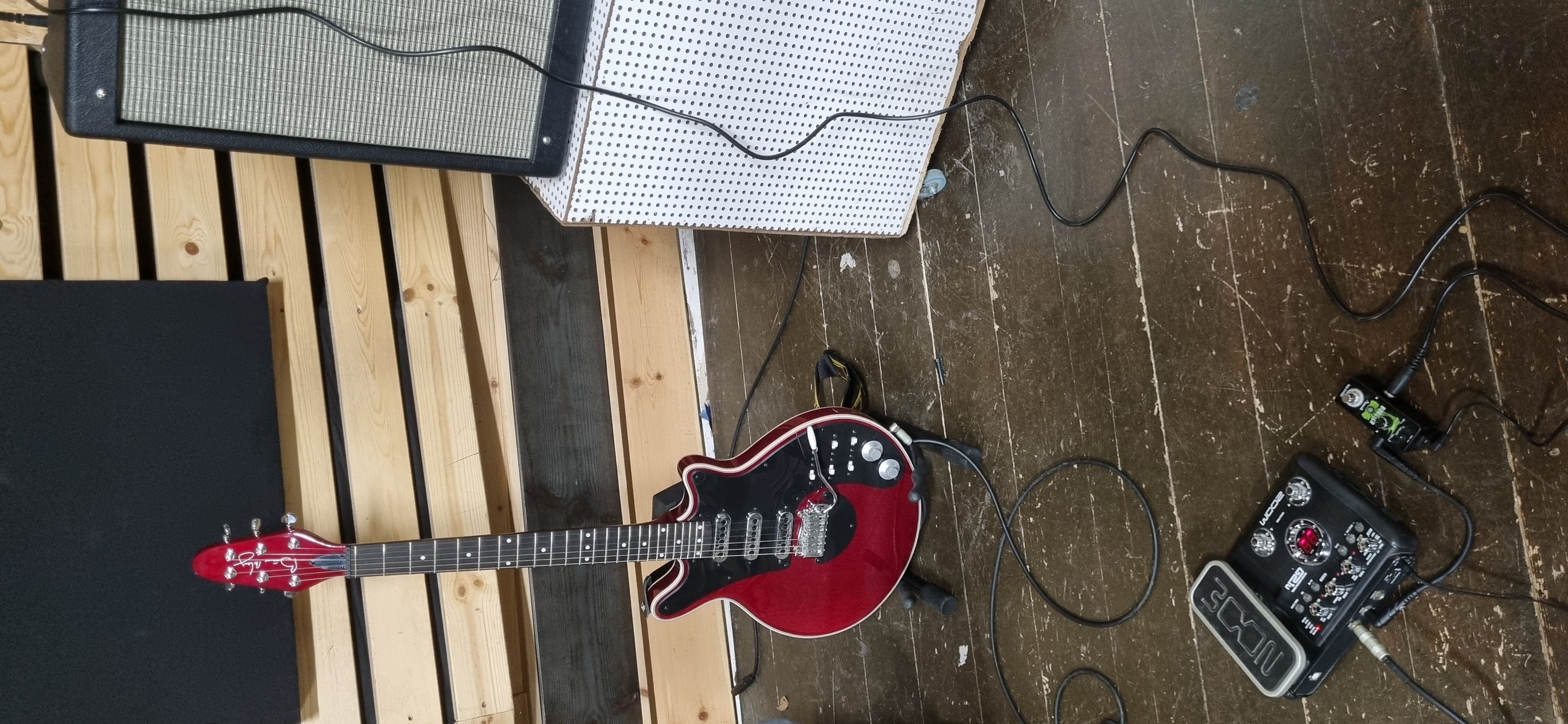 Electronic Studio Setup by amit_meir featuring Brian May Guitars BMG Special, Zoom G2.1u, and Fender Hot Rod DeVille 212 III 60W 2x12 Tube Guitar Combo Amp and 1 more piece of gear