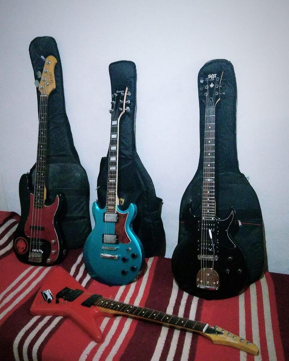 Metal Music Gear Setup by santiago_martiinez_devotto featuring Schecter S-1 SGR, Ibanez AX120, and Texas Modified Jazz Bass and 1 more piece of gear