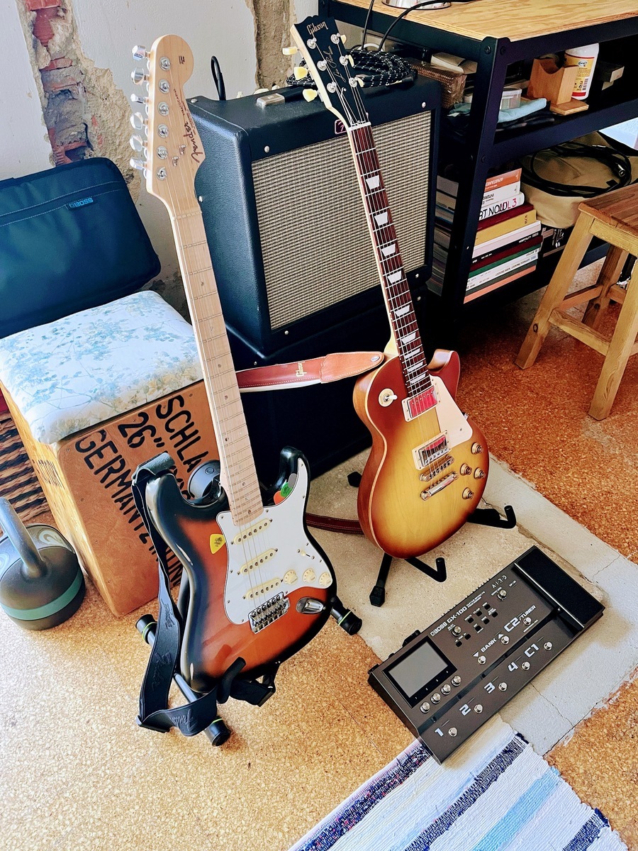 Fender Pedalboard by pedromoreira featuring Fender Stratocaster Electric Guitar, Gibson Les Paul Standard, and Boss GX-100 Guitar Multi-effects Pedal and 1 more piece of gear
