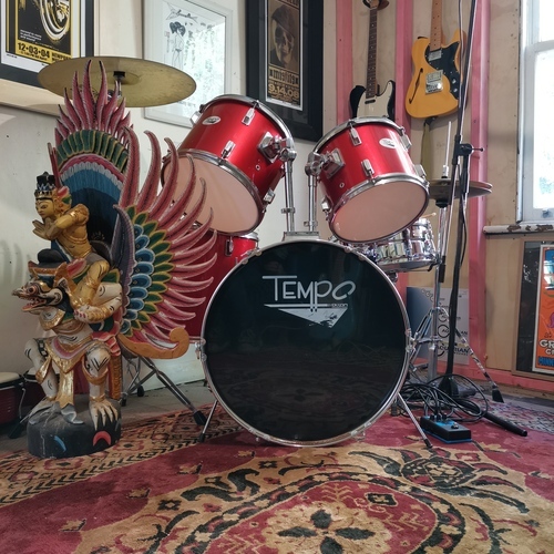Photo of Dixon Drumkit and more gear in a guitar and drums