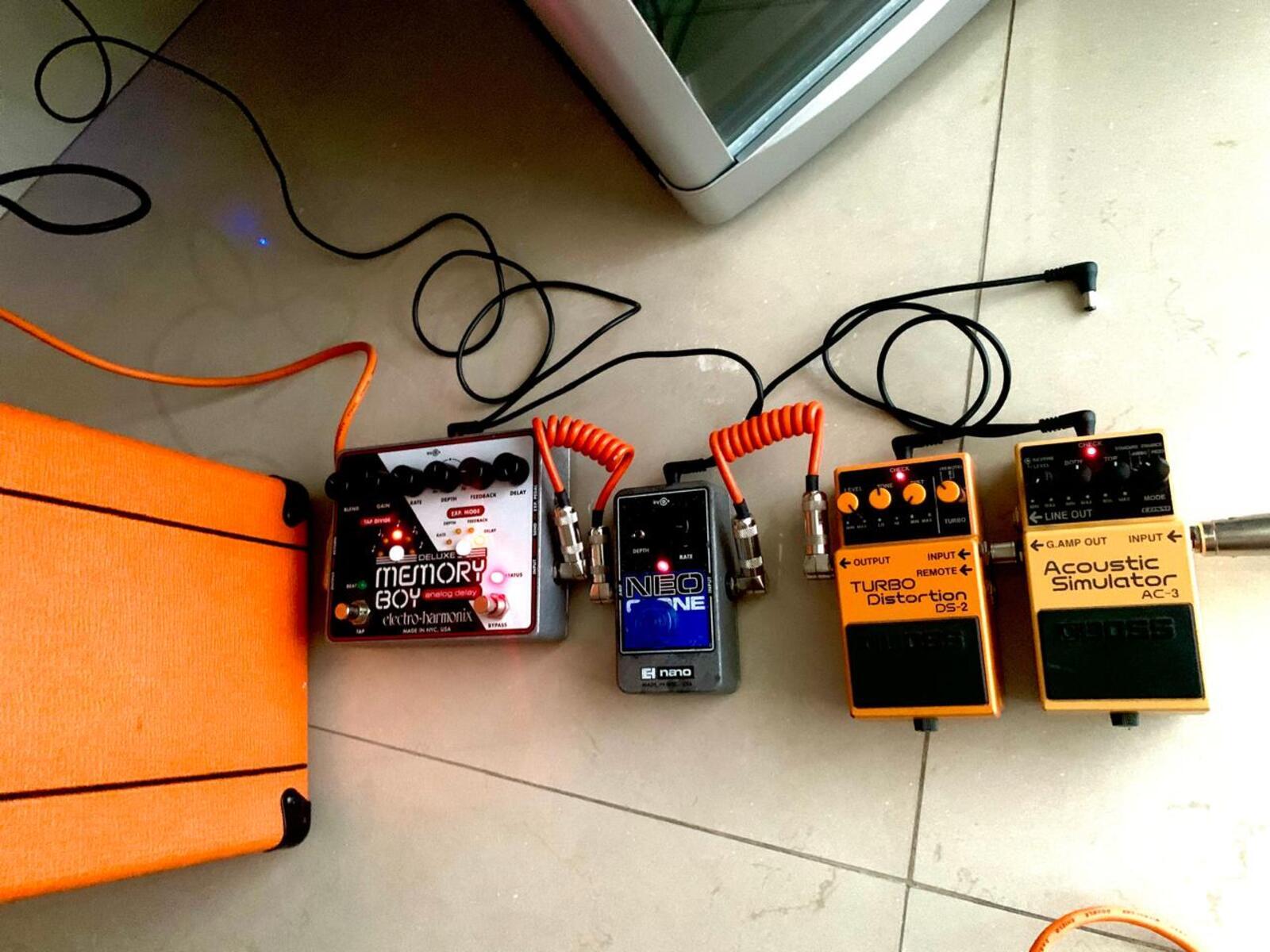 Pedalboard by andreberaldino featuring Electro-Harmonix Deluxe Memory Boy, Electro-Harmonix Neo Clone Chorus, and Boss DS-2 Turbo Distortion and 3 more pieces of gear