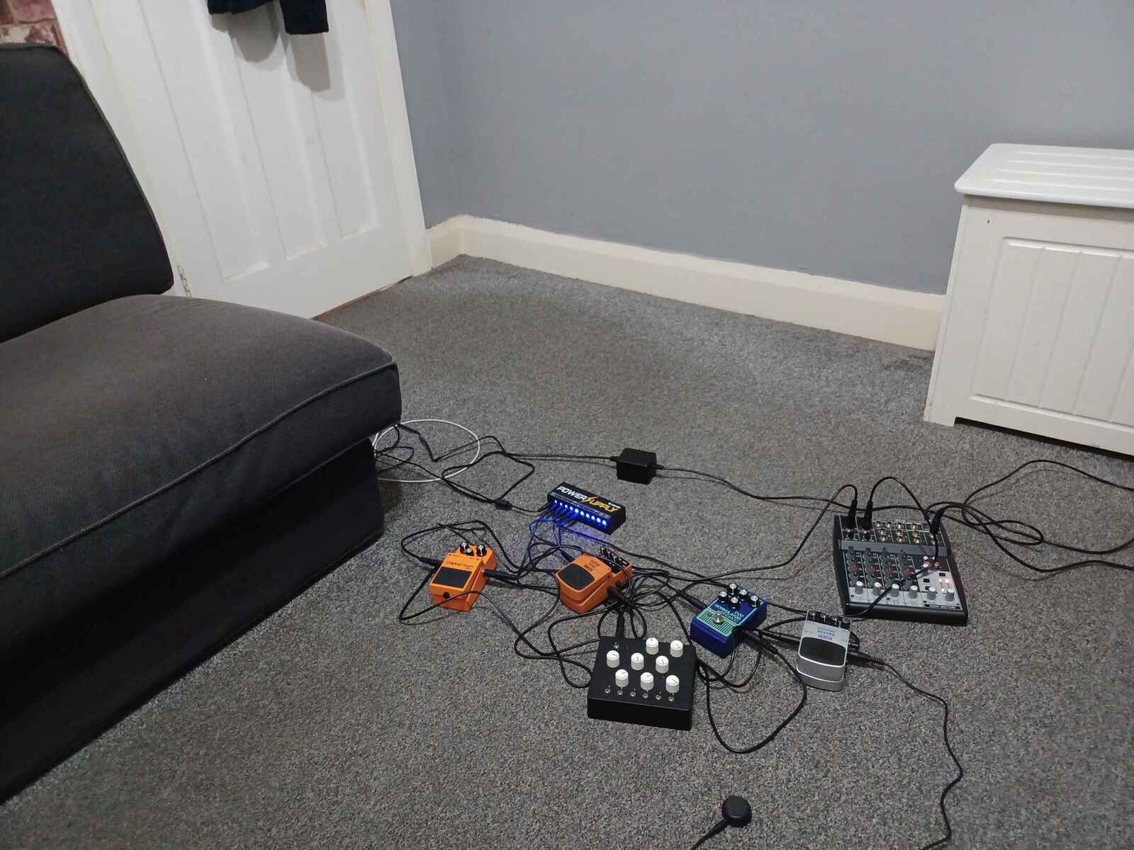 Electronic Synth Setup by twiixo featuring Behringer Xenyx 802 Mixer, Behringer DR600 Digital Reverb, and Behringer SF300 Super Fuzz and 4 more pieces of gear