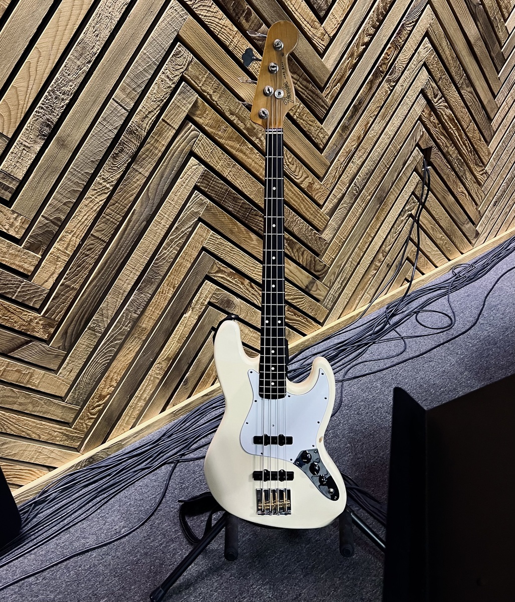 Live Rig by ambienthollow featuring Fender Classic Series 60's Jazz Bass