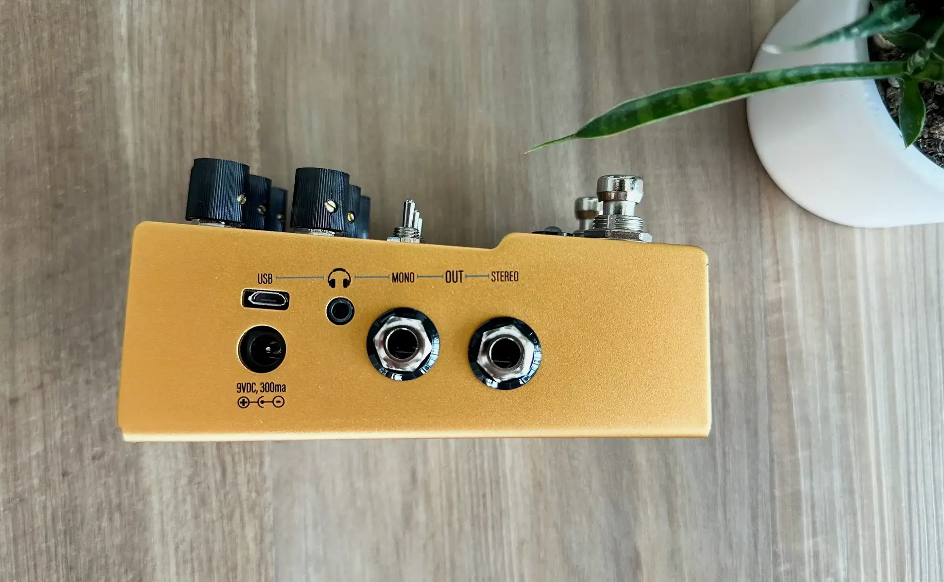 Pedalboard by equipboard featuring Walrus Audio MAKO Series ACS1