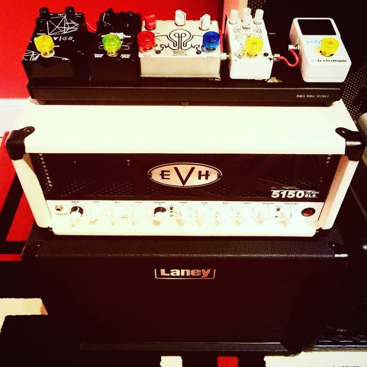 Metal Pedalboard by psyre_official featuring EVH 5150 III 50-Watt Tube Head, Airis Effects Savage Drive, and Revv G8 Noise Gate and 2 more pieces of gear