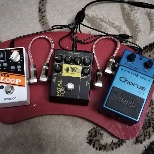 Photo of Ammoon Pock Loop and more gear in a pedalboard