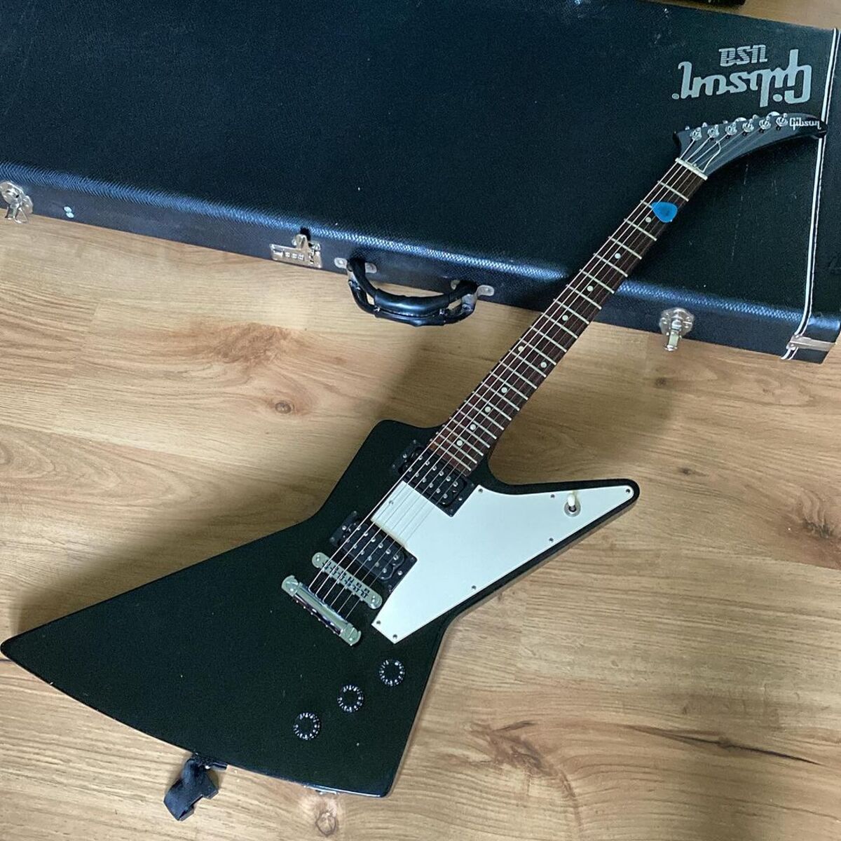 Metal Music Gear Setup by axel_tnl featuring Gibson Explorer Electric Guitar, Ernie Ball Regular Slinky Guitar Strings (10-46), and DiMarzio ClipLock Strap and 1 more piece of gear