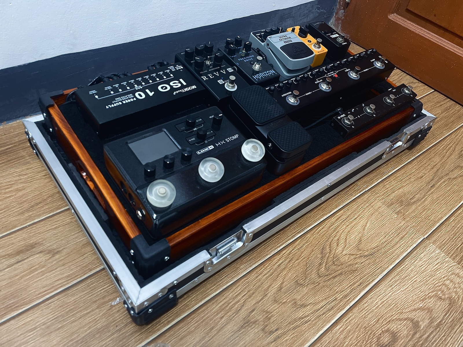Metal Pedalboard by carl0501 featuring M-Vave Tank-G, Line 6 HX Stomp Guitar Multi-Effects Floor Processor, and Mosky Audio ISO 10 Power Supply and 7 more pieces of gear