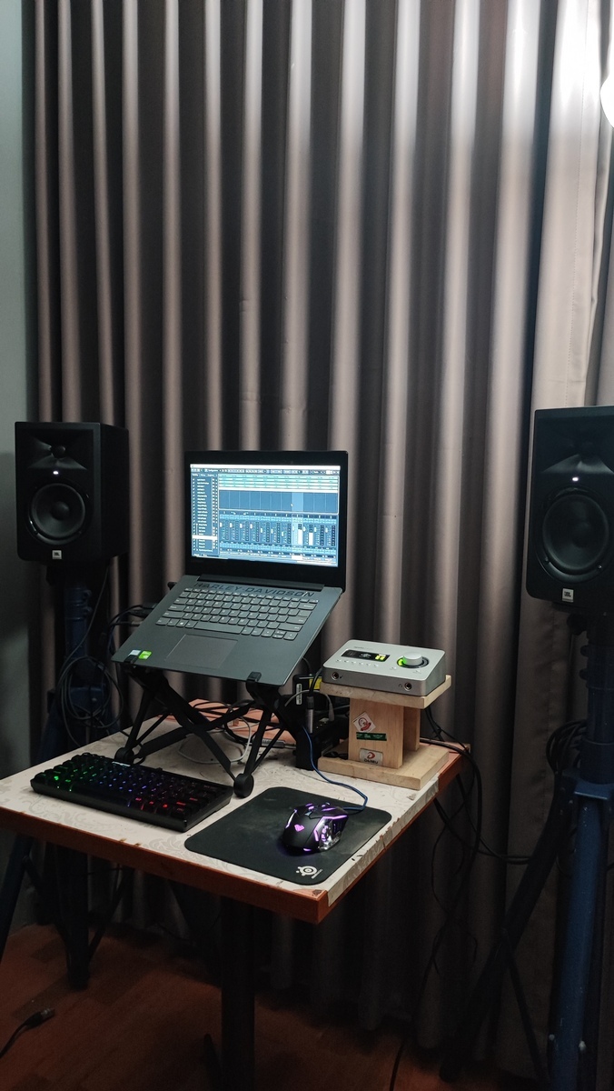 Electronic Studio Setup by andygdt featuring Universal Audio UAD Apollo Twin X, JBL LSR305, and Steinberg Cubase