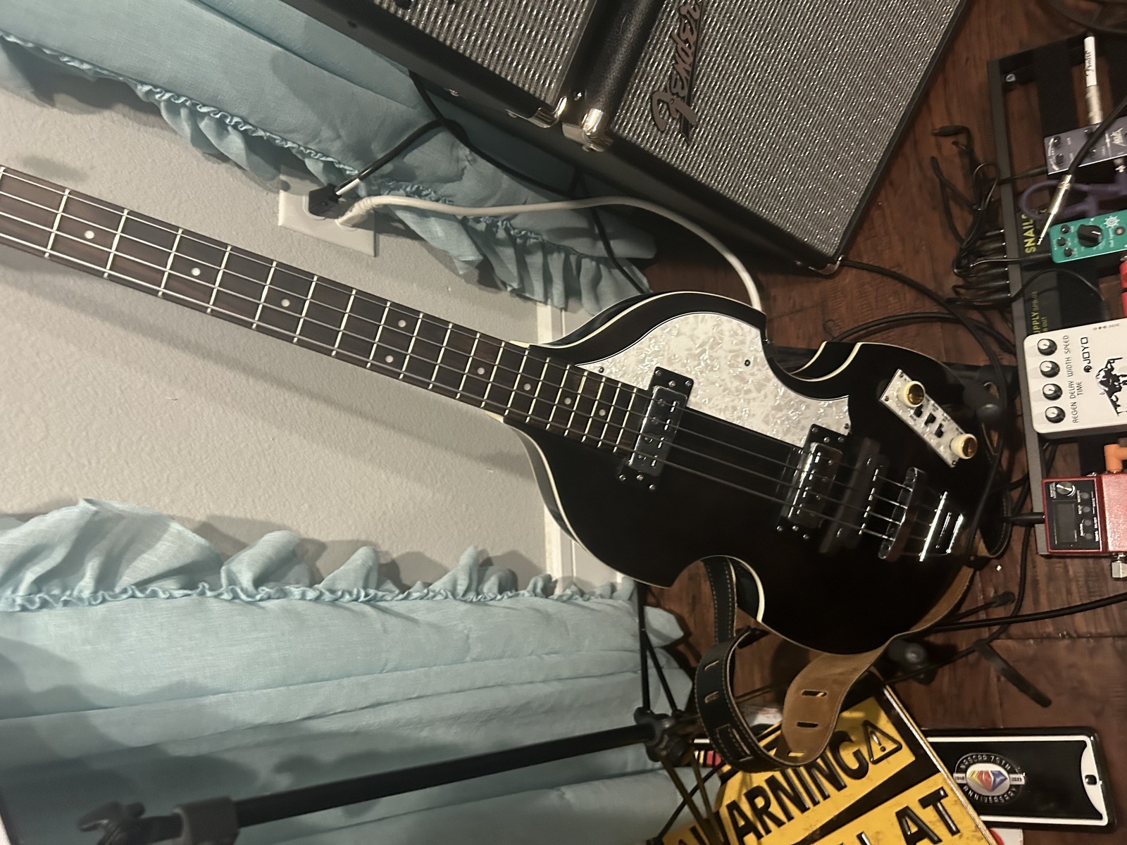 Fender Music Gear Setup by mandomvp featuring Hofner (Höfner) Violin Electric Guitar, Fender Rumble 40, and Fender Frontman 10G