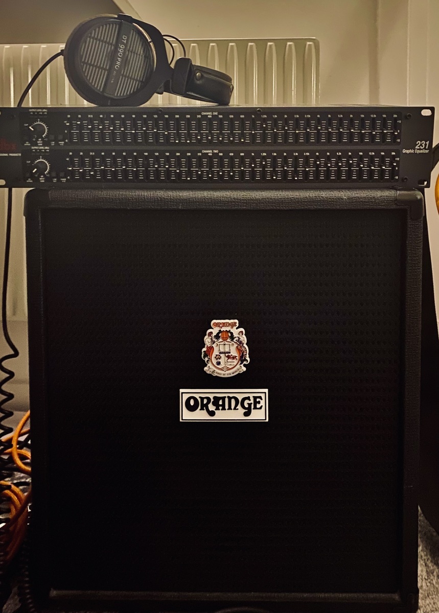 Amp Rig by leonlundqvist featuring Orange Crush Bass 50 1x12, Beyerdynamic DT 990 PRO, and DBX 231 Dual Channel 31 Band Equalizer