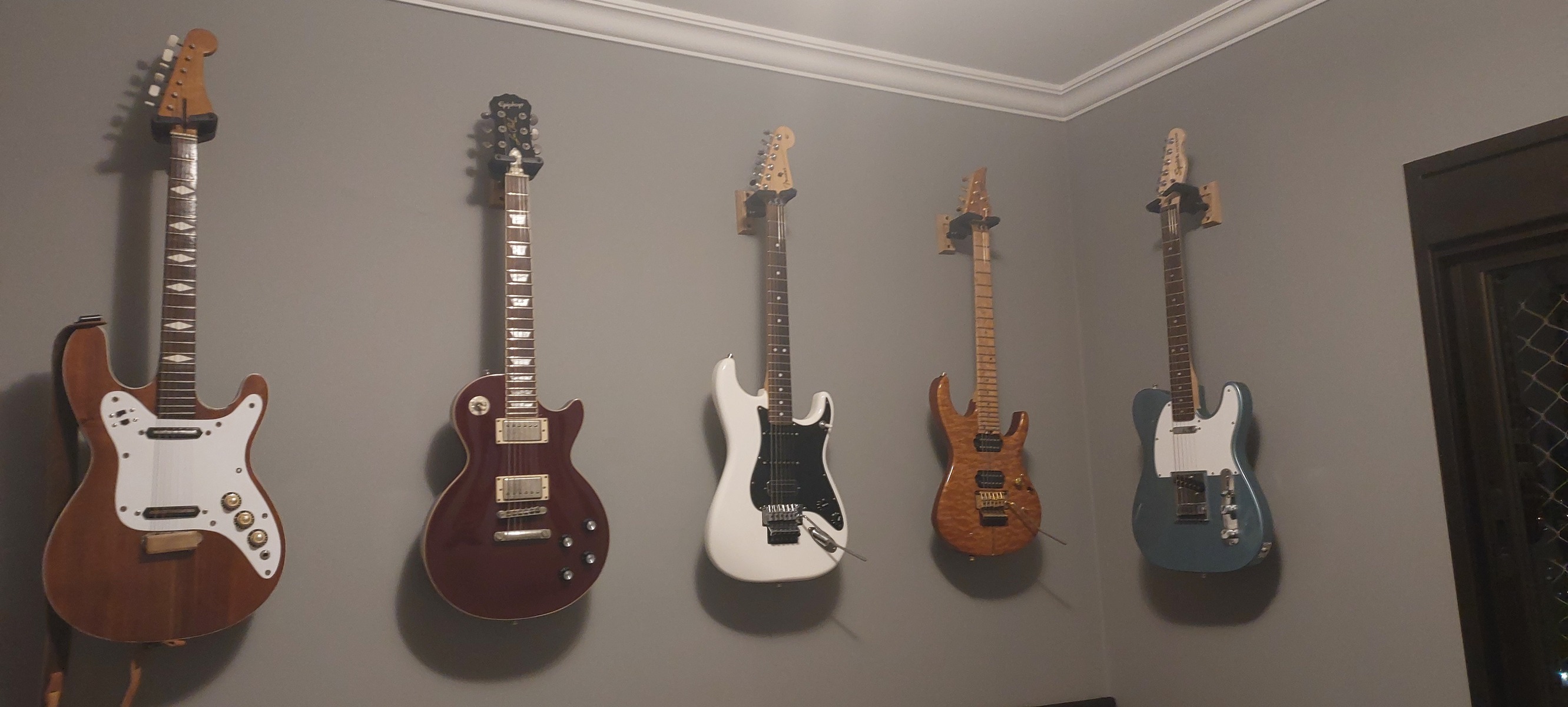 Studio Setup by felipefern featuring Epiphone Les Paul Standard, Hentor Sportscaster, and N Zaganin and 1 more piece of gear