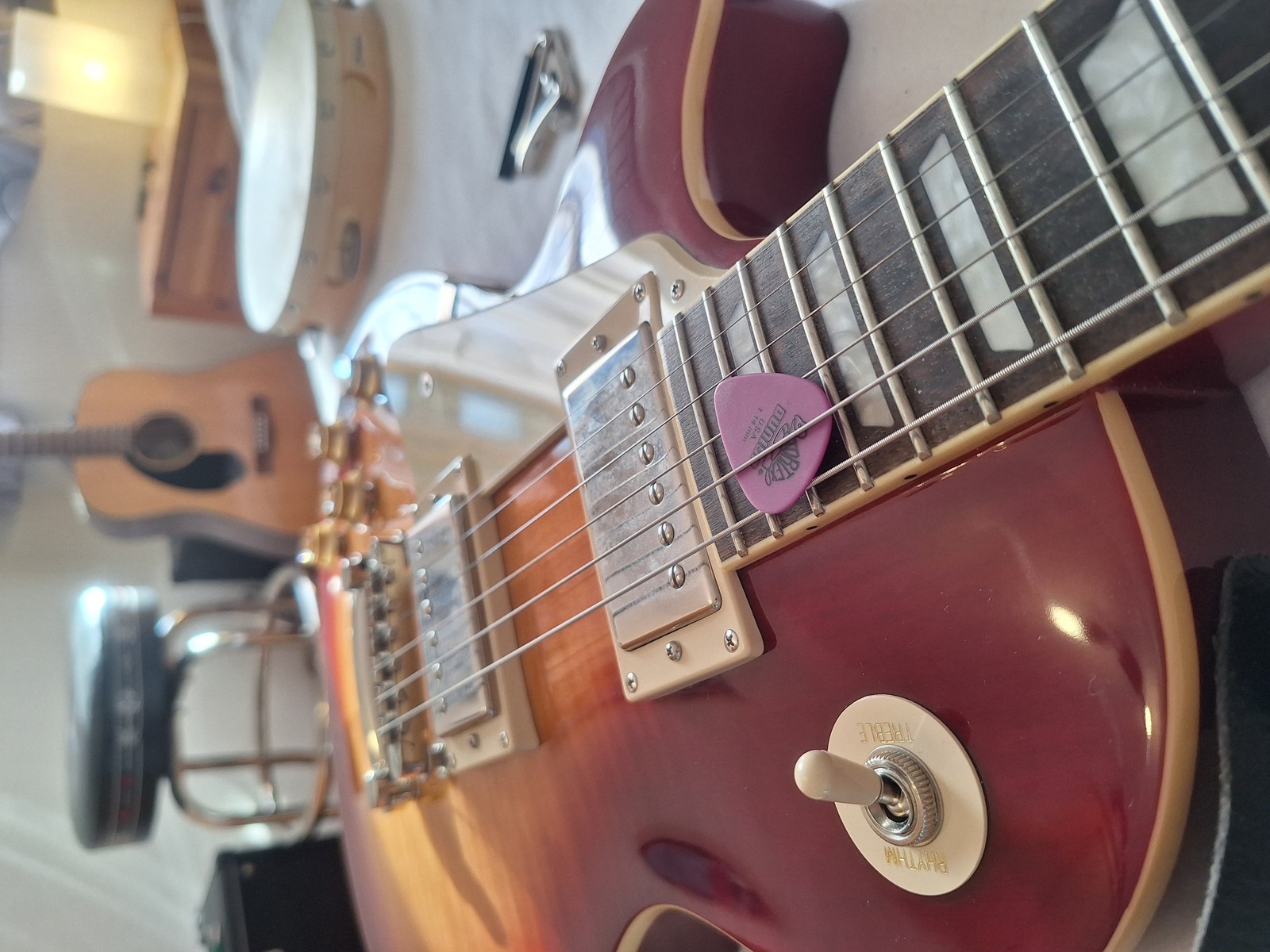Country Music Gear Setup by linussss7 featuring Epiphone Les Paul Standard '50s Left-Handed, Dunlop Tortex Standard 1.14mm Guitar Picks, and Shubb Capo and 2 more pieces of gear