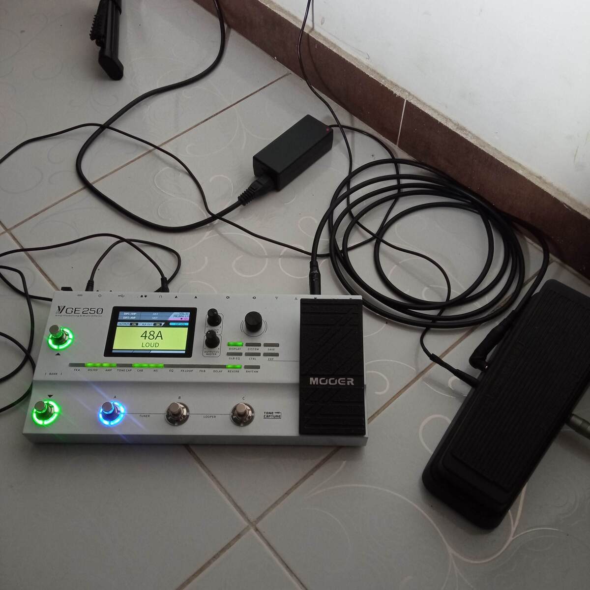 Metal Pedalboard by mhbm featuring Mooer GE250 and Dunlop GCB-95 Cry Baby