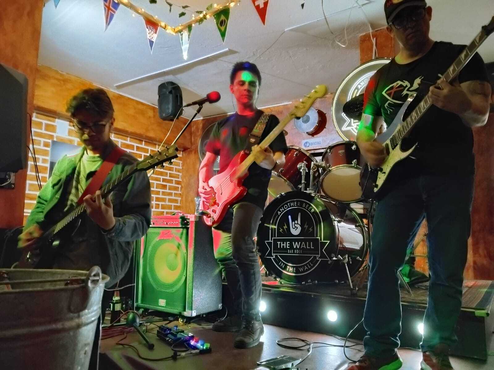 Music Gear Setup by alexander_nava featuring Squier Bronco Affinity