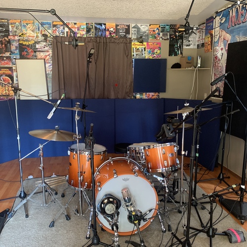 Photo of Pearl Reference Series in a studio and Drums
