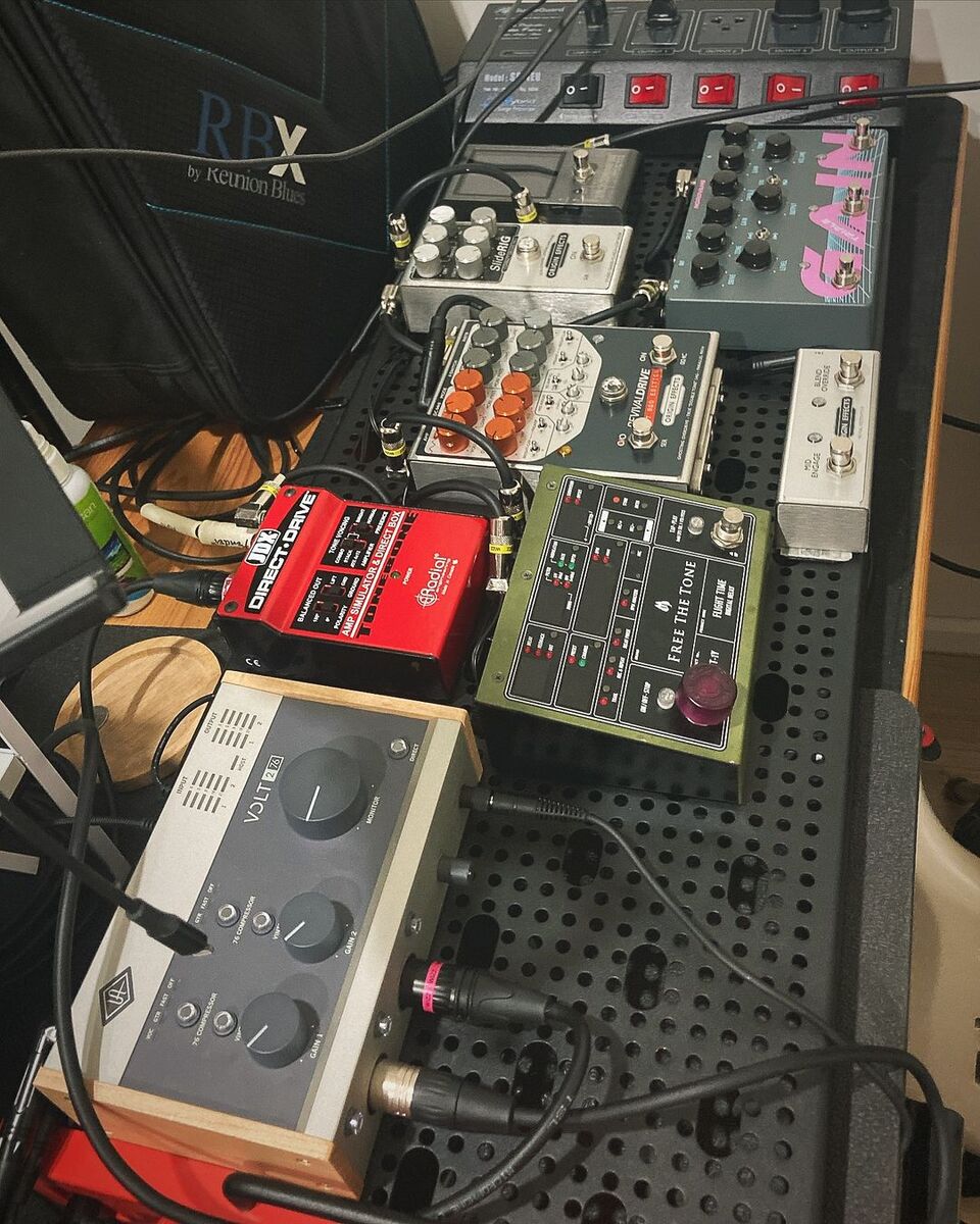 Metal Pedalboard by tikittisak featuring Universal Audio Volt 276 USB-C Audio Interface, Free The Tone Flight Time FT-2Y, and Radial JDX Direct-Drive Analog Amp Simulator and 5 more pieces of gear