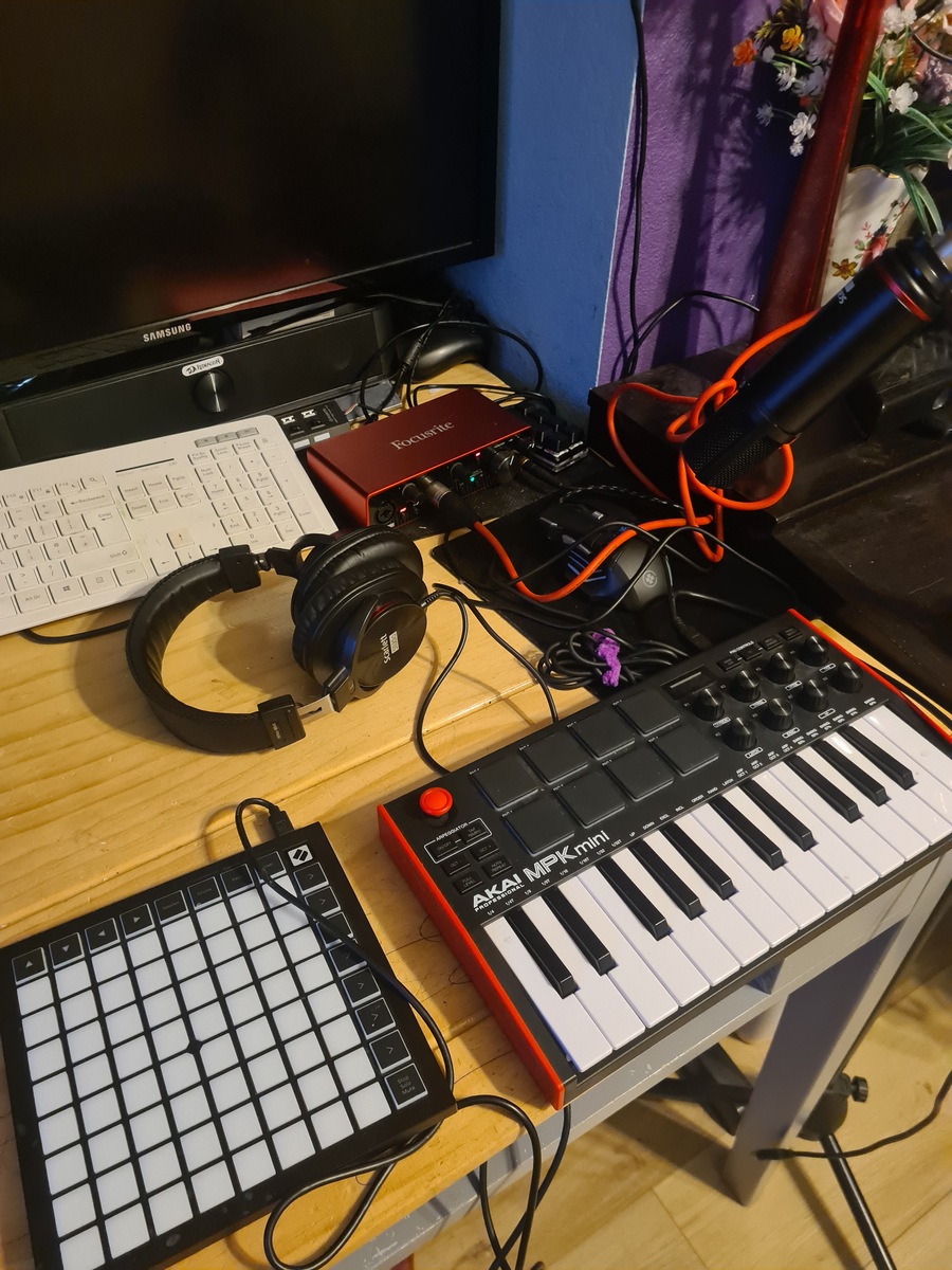 Electronic Studio Setup by lukasl featuring Akai Professional MPK Mini Mk3, Novation Launchpad Mini MK3, and Focusrite Scarlett 2i2