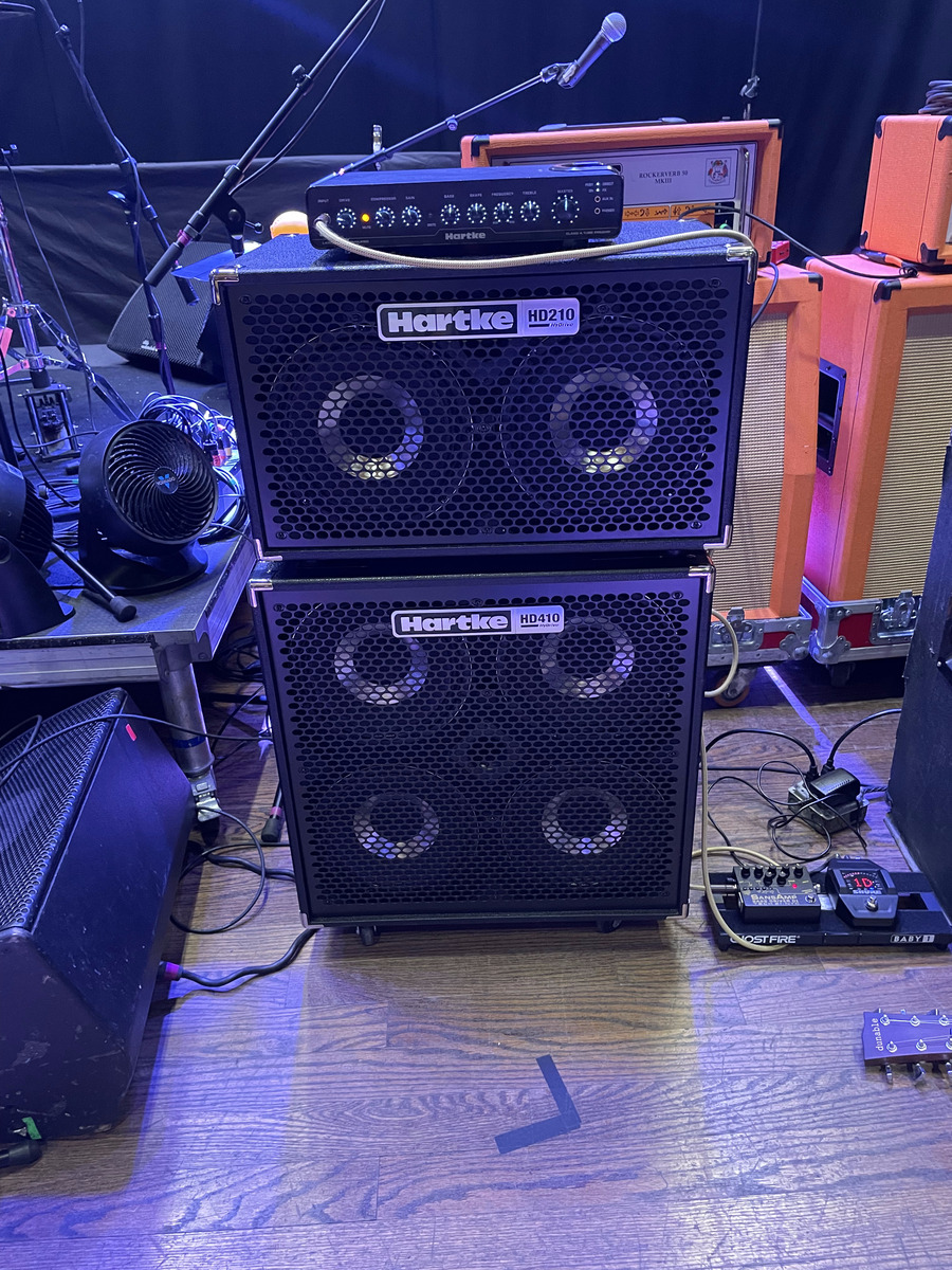Metal Amp Rig by colin_bartoldus featuring Hartke LX8500, Hartke HD410 HyDrive bass cabinet, and Hartke HyDrive HD210 Bass Cabinet and 2 more pieces of gear