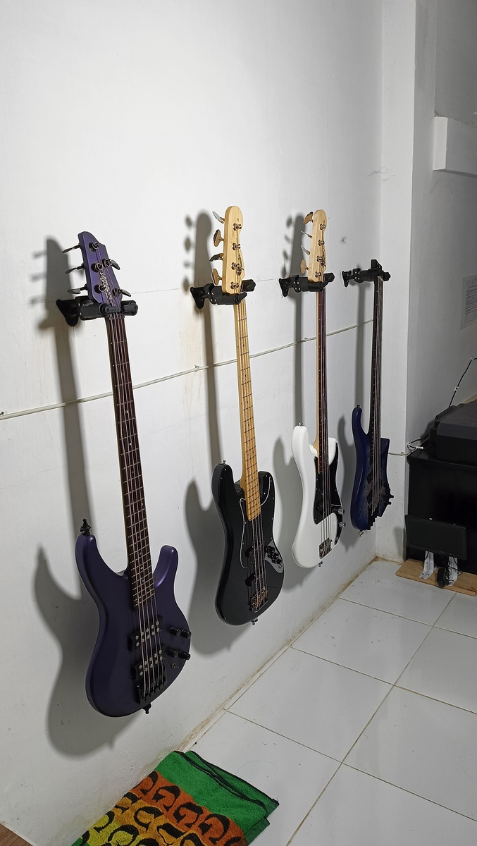 Fender Music Gear Setup by antagonist_official featuring Ibanez EHB 1505 MS, Fender Jazz Bass, and Fender Japan Precision Bass