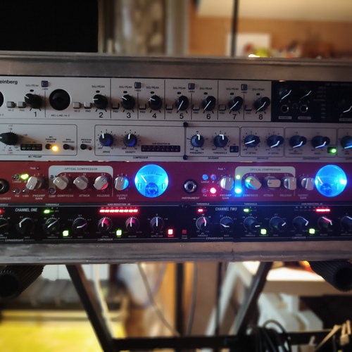 Photo of DBX 266 XL and more gear in a studio, signal chain, and DAW