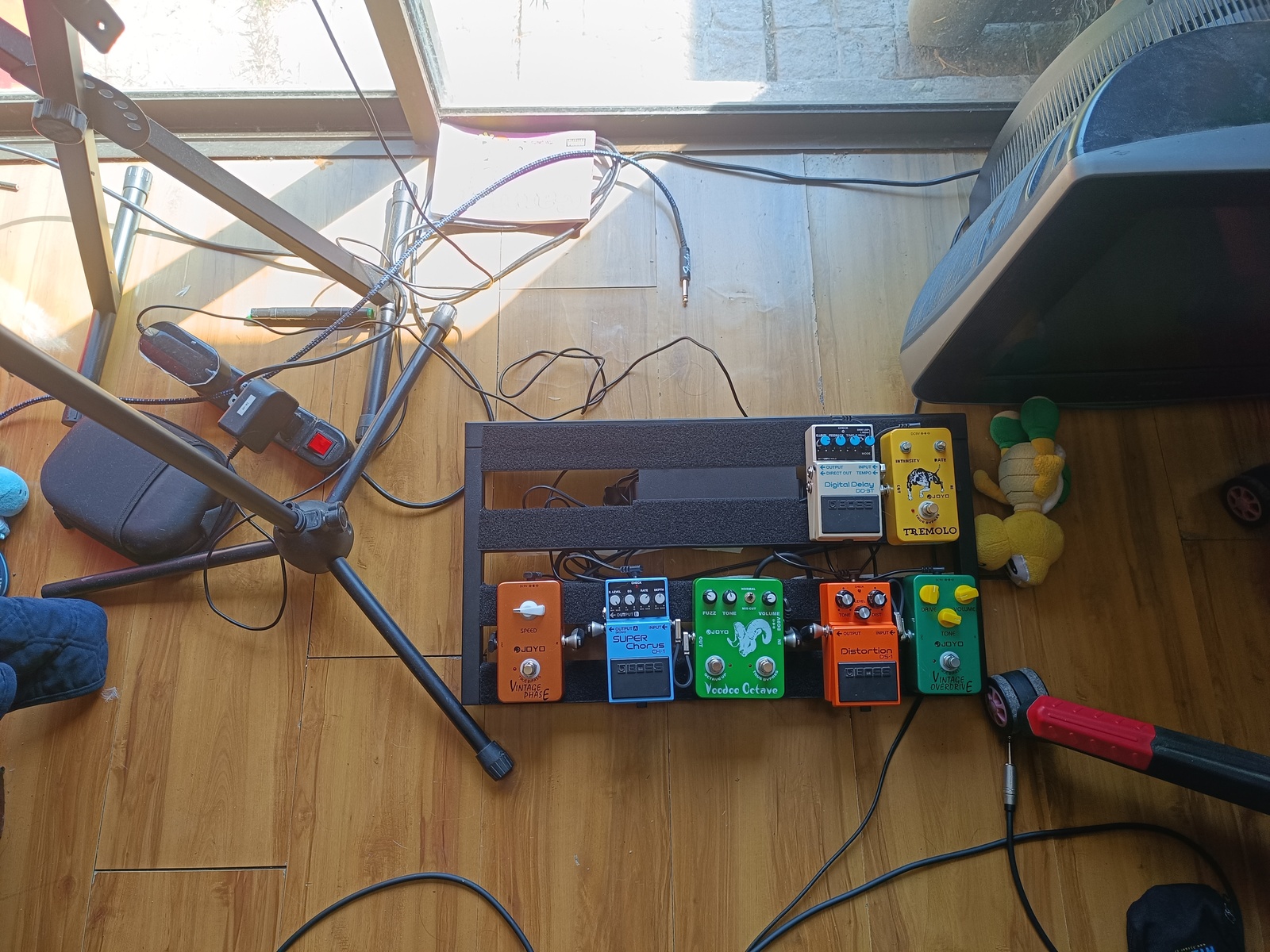 Joyo Pedalboard by taty featuring Boss DS-1 Distortion, Boss DD-3T Digital Delay, and Joyo JF-01 Vintage Overdrive and 5 more pieces of gear
