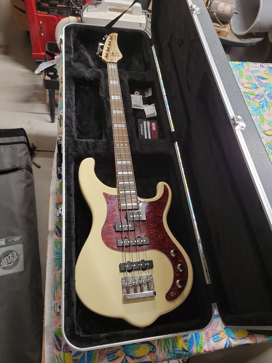 Music Gear Setup by sevenheart featuring Cort Billy Cox Fredom